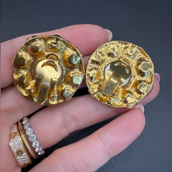 ‼️FINAL PRICE‼️ LOT 1108 24K gold plated CHANEL vintage clip on earrings - Picture 3 of 17